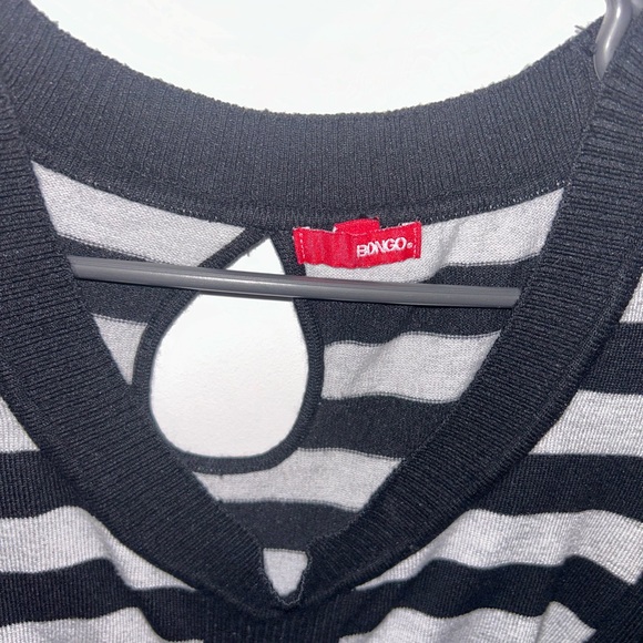 Black and White flattering top-Small - Picture 2 of 4